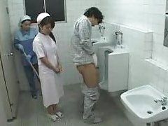 Азиатская медсестра и уборщица терпеливо ждут пока парень подрочит в туалете