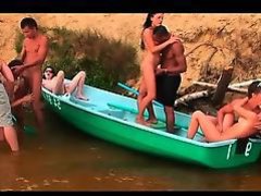 горячая групповуха на лодке и в речке